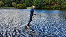 Surf-Influencer Ben Beholz zeigt auf dem Messe-See der Messe Friedrichshafen, wie Pump-Foiling geht.