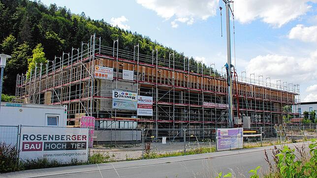 Der Neubau des Immendinger Feuerwehrhauses macht rasche Fortschritte. Der Gemeinderat beschafft bereits die Innenausstattung. Bild: ...