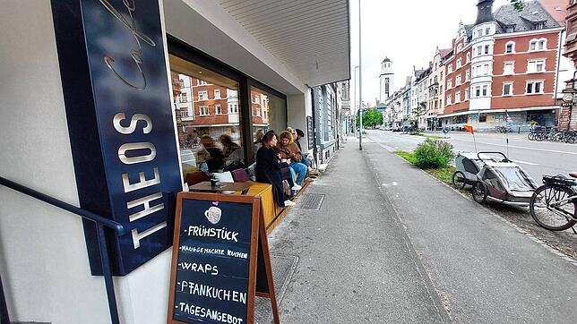 Das Café Theos in der Theodo-Heuß-Straße: Neben den Sitzplätzen im Inneren besteht bei schönem Wetter die Möglichkeit, an der frischen ...