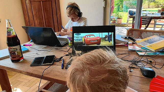 Die Brüder Paul und Theo beim Homeschooling und Film gucken &ndash; während ihre Mutter im Homeoffice arbeitet und ihr Vater in seiner ...