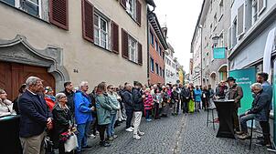 Großes Interesse: Rund 100 Menschen verfolgen am Haus Inselgasse 15 die Enthüllung der Gedenkplatte für Georg Elser mit.