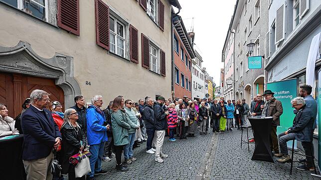 Großes Interesse: Rund 100 Menschen verfolgen am Haus Inselgasse 15 die Enthüllung der Gedenkplatte für Georg Elser mit.