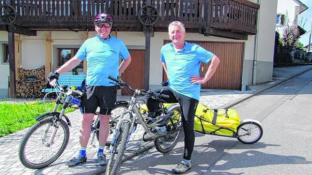 Bald geht es los, mit dem Mountainbike einmal rund um Deutschland. Die beiden Hohentengener Heiner Albiez (links) und Thomas Stärk ...