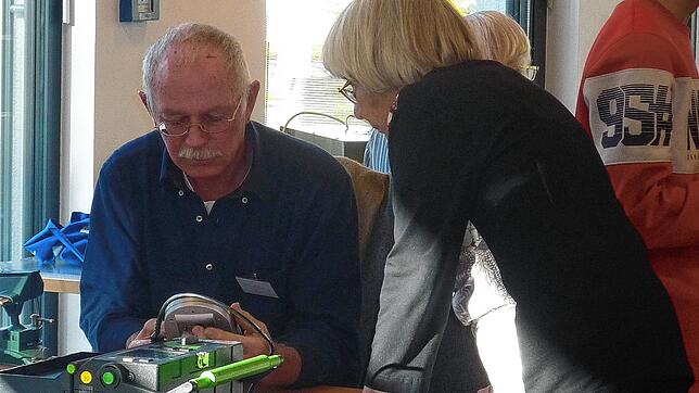 Klaus Graf, einer der ehrenamtlichen Reparateure, beim Überprüfen eines elektronischen Gerätes. Bild: privat