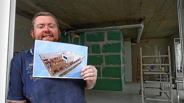 Mike Dilnot Anfang Juni im Eingangsbereich zur &bdquo;Minibar&ldquo;, die damals noch eine Baustelle war.
