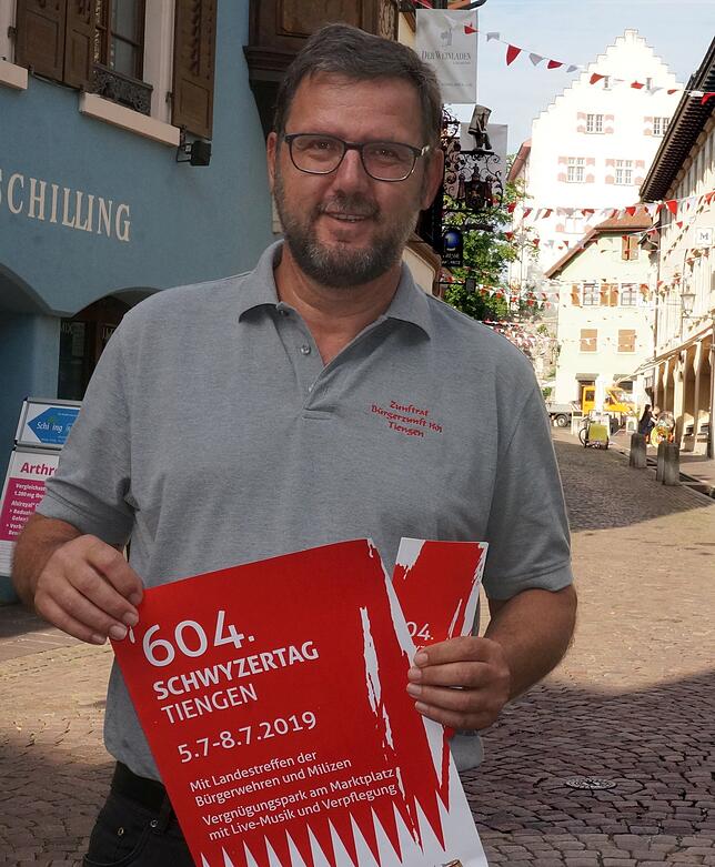 Organisator: Ralf Siebold, Zunftmeister der Bürger- und Narrenzunft 1503 Tiengen, mit dem neu gestalteten Schwyzertags-Plakat.