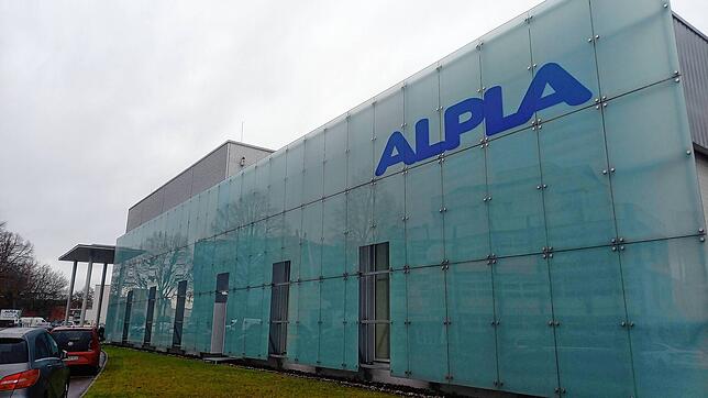 Trüber Himmel, schlechte Nachrichten: Insgesamt 34 Mitarbeiter der 180 Köpfe zählenden Belegschaft von Alpla in Markdorf sollen noch ...