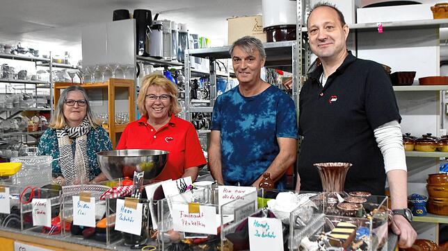 Das Awo-Schatzkästlein ist ein gut sortiertes Sozialkaufhaus. Von links: Ingrid Diesner, Ina Pietschmann, Manfred Frech und Michael ...