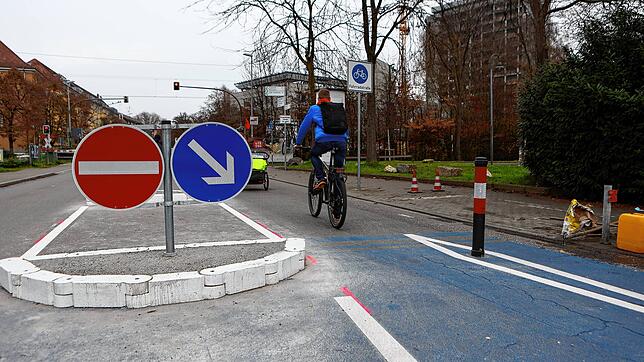 Poller, die Zweite: Die Durchfahrt-Sperre an der Petershauser Straße wieder in Betrieb. Die erste Barriere hatte nur wenige Tage lang ...