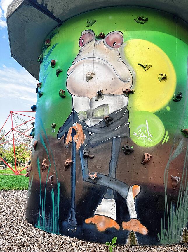 Den Boulderturm zieren Froschmotive.
