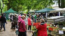 Trotz des regnerischen Wetters hatten Käufer und Verkäufer beim Flohmarkt im Park viel Vergnügen und genossen die besondere Atmosphäre.
