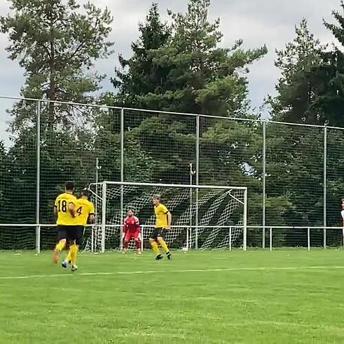 Marbachs kapitän Dominic Fischer stellt das Endergebnis von 5:1 her