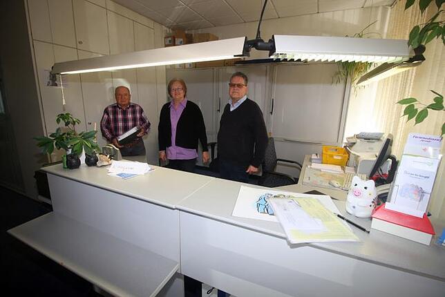 Im Bürgerbüro des Vereins: (von links) Kassierer Rolf Rudischhauser, Zorica Meljanac (Bürodienst) und Vorstandssprecher Meinrad Holstein.