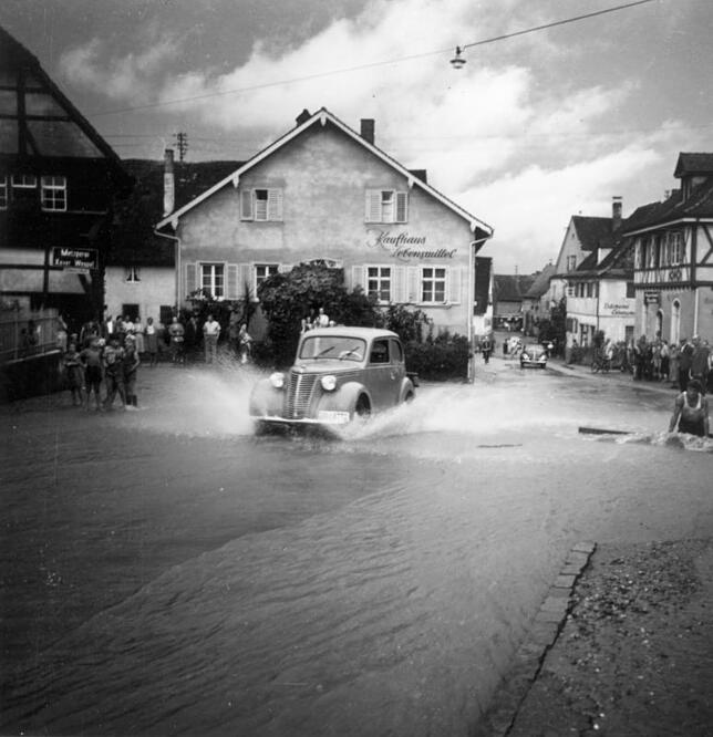 1953 waren die Meersburger Straße und die Hauptstraße überflutet. Links im Bild ist das Schwörerhaus zu sehen, das Kaufhaus Langenstein ...