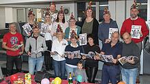 Halten den druckfrischen Ochsenbachkurier in Händen (vordere Reihe, von links): Patrick Eichhorn, Rainer Zanker, Martina Burkart, ...