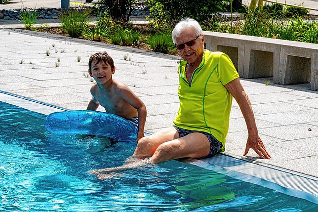 Wolfgang Osburg mit Enkel Leonard im Nichtschwimmerbecken.