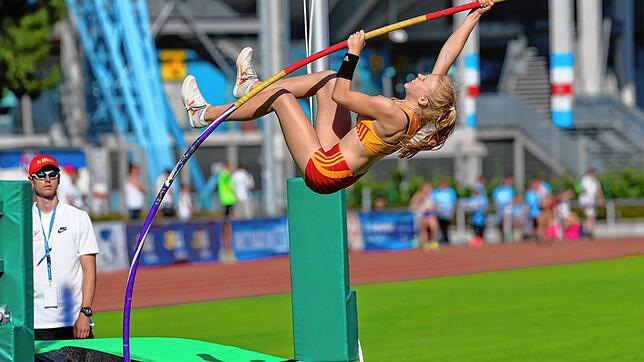 Ella Buchner (LC Überlingen) war überglücklich über ihre neue Stabhochbestleistung von 4,20m.