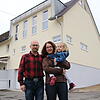 Die harte Arbeit hat sich gelohnt: Daniel, Katharina und Tochter Danica Pfarrherr vor ihrem mühsam sanierten Zuhause. Bild: Ann-Kathrin ...