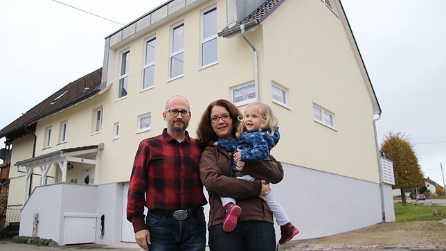 Die harte Arbeit hat sich gelohnt: Daniel, Katharina und Tochter Danica Pfarrherr vor ihrem mühsam sanierten Zuhause.