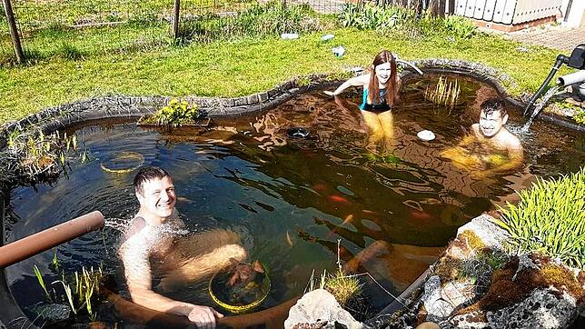 Eröffnung der Badesaison im heimischen Teich in Allmendshofen: Rainer Hennch-Schnurr, Monja Schnurr und Luca Schnurr steigen mutig ins ...
