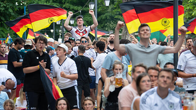 Symbolfoto: Fans bejubeln in einem Münchner Biergarten das Tor zum 1:4 im EM-Gruppenspiel der deutschen Mannschaft gegen Portugal.