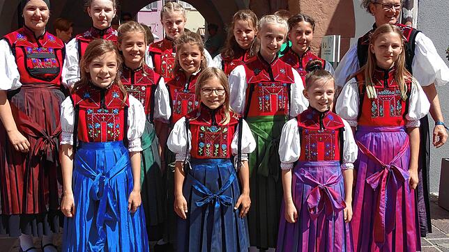Stolz präsentiert der Nachwuchs von Alt-Waldshut seine Tracht, rechts Simone Hoffmann.