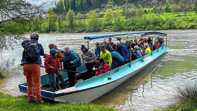 Von einem Weidling wurde die Gruppe über den Rhein gebracht. Bild: Birgit Zimmermann