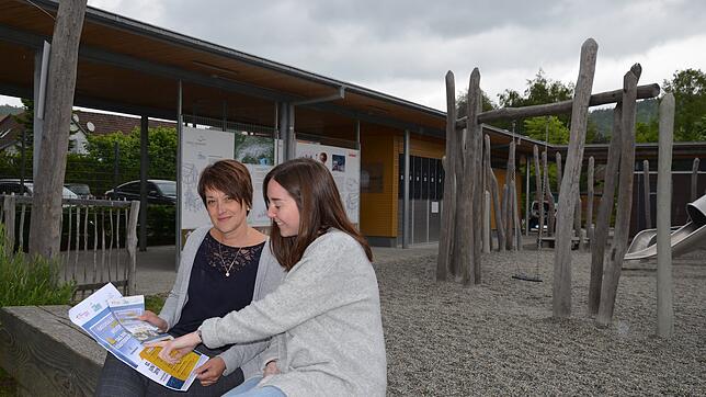 Die Planer der Veranstaltung zum Welterbetag in Bodman-Ludwigshafen sind Sandra Domogalla und Pia Glocker sitzen hier am ...