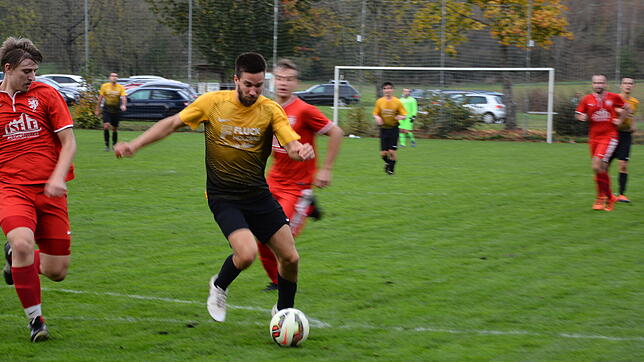 Torjäger Philipp Gleichauf (gelbes Trikot) fand bei der SG Riedböhringen zu alter Gefährlichkeit zurück. Bild: Hans Herrmann