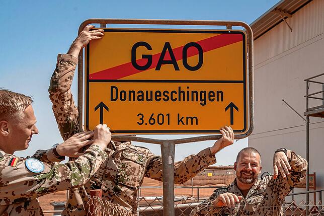 Die Donaueschinger Soldaten stellen das Ortsschild in Mali auf, das sie vor ihrer Abreise beim Abschiedsappell im Schlosspark von ...