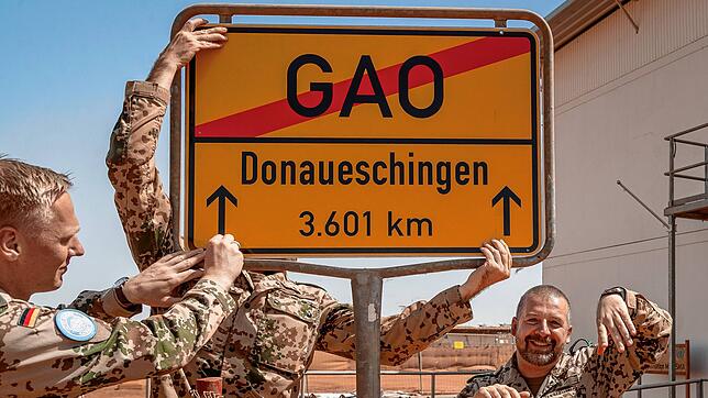Die Donaueschinger Soldaten stellen das Ortsschild in Mali auf, das sie vor ihrer Abreise beim Abschiedsappell im Schlosspark von ...