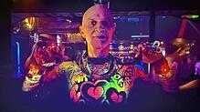 Neonfarben, Bewegung und Lebensfreude: Reinhold Buschler (63) zeigt, dass Tanzen keine Frage des Alters ist.