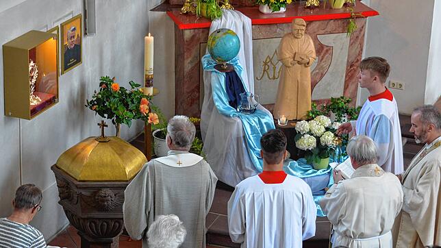 In feierlicher Konzelebration wurde am Sonntag die Reliquie des Selige Franziskus Jordan in die Gurtweiler Pfarrkirche überführt, was ...