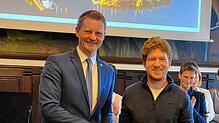 Oberbürgermeister Simon Gröger (links) heißt Philipp Kling im Gremium willkommen. Der 19-Jährige rückt für Annika Keck in die ...