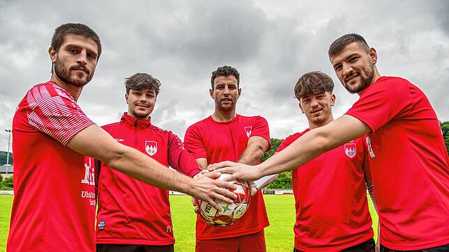 Verstärkung: Ab der kommenden Saiosn spielen (von links) Uran Aliaj (FC 07 Albstadt) , Berkay Adakli (A-Jugend), Abdelmounaim El Oumni, ...