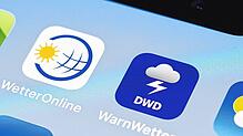 Die Warnwetter-App des Deutschen Wetterdienst ist neben der App von Wetter Online auf einem Mobiltelefon installiert. Auch im Juni gab ...