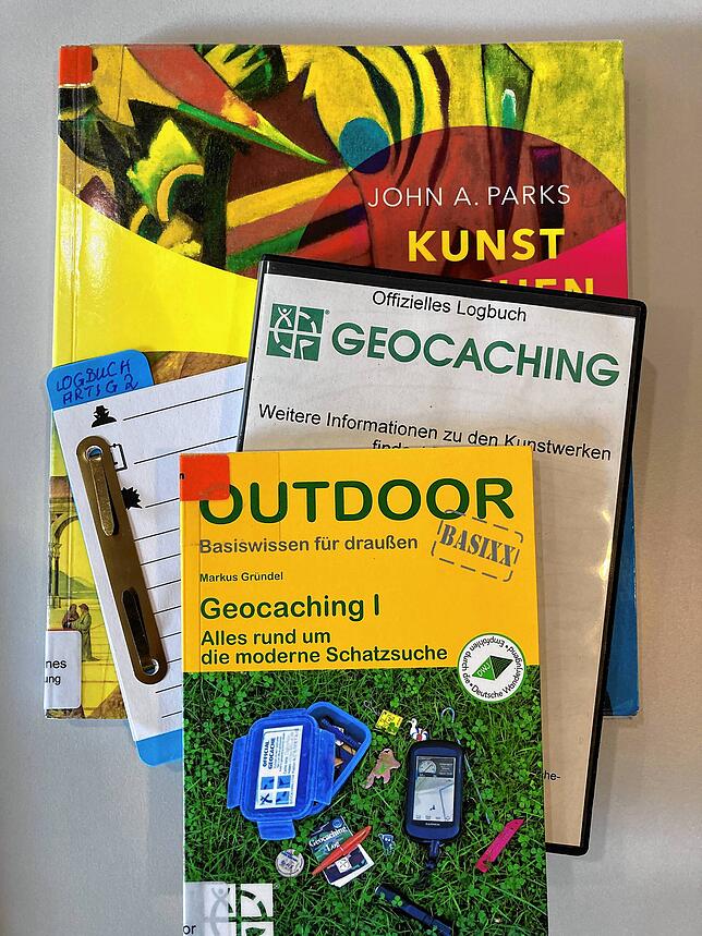 Ins Logbuch (Mitte) können sich Geocacher eintragen, wenn sie es bis zum Ziel geschafft haben. Der neue Cache soll das Hobby mit dem ...