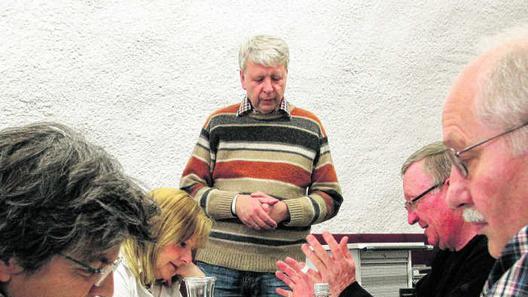 &#8222;Mr. Go&#8220; Rainer Rosenthal (stehend) gibt Barbara Seitz-Bauer und Werner Karich (vorne) und Elisabeth und Bernd Prinz ...
