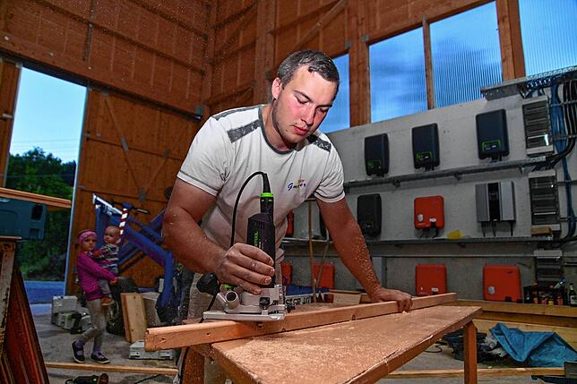 Martin Gmeiner schleift eine Holzlatte für die spätere Bühnendeko ab. Für das Kreiserntedankfest, das die Landjugend Brigach Ende ...