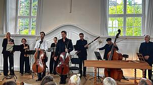 Glückliche Musiker nach einem gelungenen Konzert im Königsfelder Kirchensaal: Gesa Jenne-Dönneweg, Simone Riniker, Guillaume Artus, ...