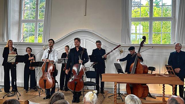 Glückliche Musiker nach einem gelungenen Konzert im Königsfelder Kirchensaal: Gesa Jenne-Dönneweg, Simone Riniker, Guillaume Artus, ...