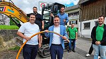 Die Glasfaser in der Hand haben Ortsvorsteher Nico Merkt und Bürgermeister Holger Mayer, am Bagger der FDP-Gemeinderat Josef Hiestand, ...
