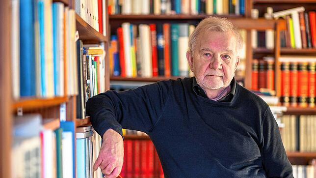 Der Philosoph und Literaturwissenschaftler Rüdiger Safranski steht in seinem Haus in Badenweiler im Schwarzwald vor einem Bücherregal.