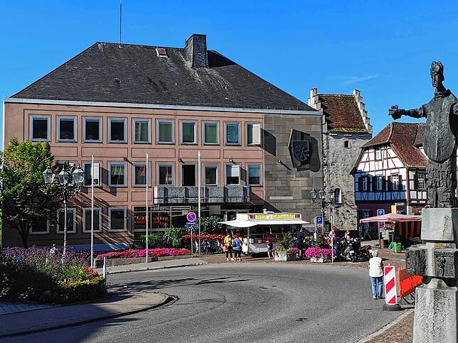 Rund 6,2 Millionen Euro soll die Sanierung des Rathauses kosten. Hohe Investitionen, aber auch hohe laufende Kosten belasten den ...