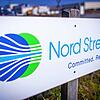 Ein Wegweiser steht vor der Erdgasempfangsstation der Ostseepipeline Nord Stream 2.