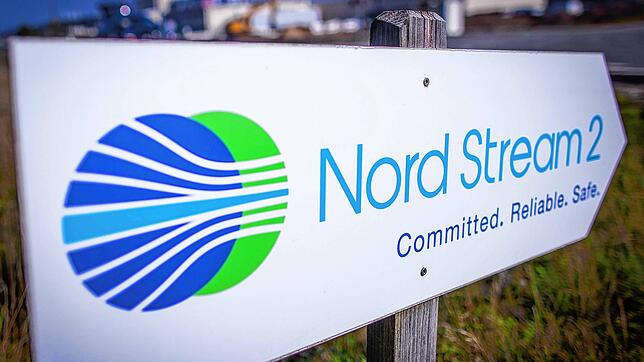 Ein Wegweiser steht vor der Erdgasempfangsstation der Ostseepipeline Nord Stream 2.