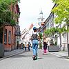 Eine Frau fährt mit einem E-Roller in der Überlinger Münsterstraße.