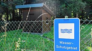 Unscheinbar unter einem schützenden Holzhäuschen sprudelt die Kohlbrunnenquelle in Fischbach. Foto: Bantle