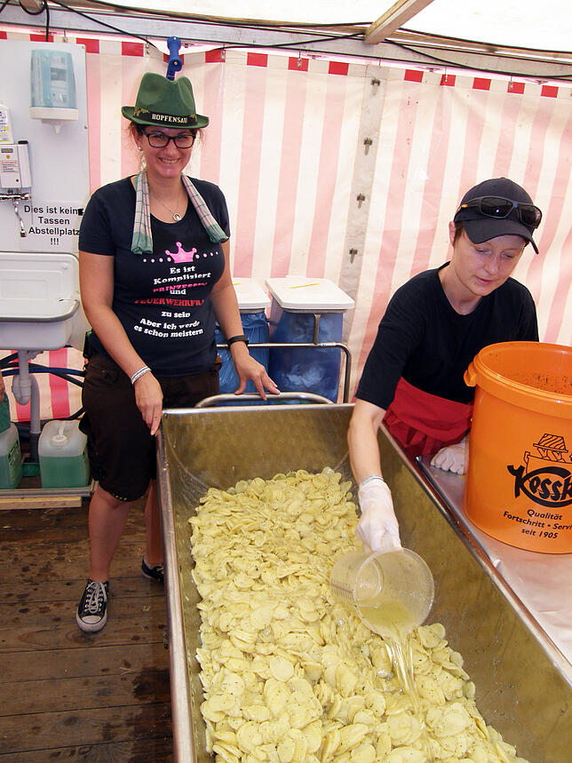 In einer Metzgermulde wird der Kartoffelsalat mit der Soße vermischt. Das mache man individuell und nicht nach Rezept, erklären ...