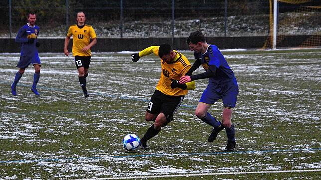 Der Schönwälder Florian Fehrenbach im Duell mit Maximilian Braunagel (rechts) von der SG Eintracht Gütenbach-Neukirch. Im Kreisliga ...